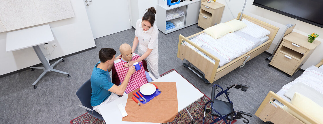 Blick von oben auf eine Trainingssituation mit einer Puppe