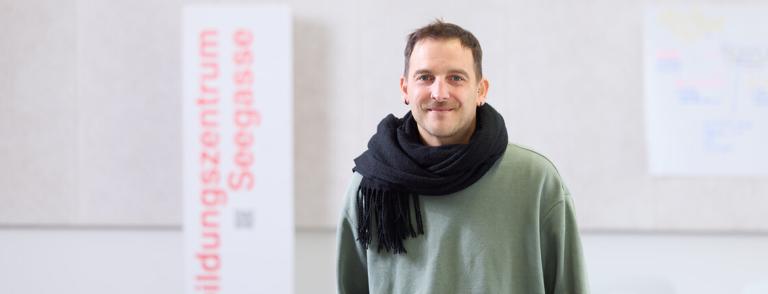 Junger Mann steht in Klassenraum