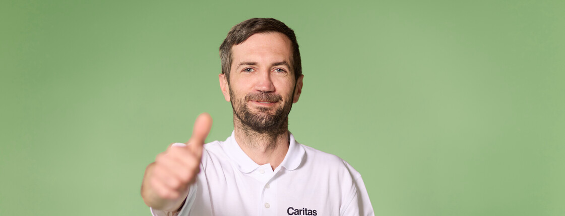 Schüler hält Daumen hoch