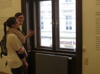 Schülerinnen im Museum