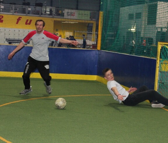 Schüler wirft sich vor das Tor