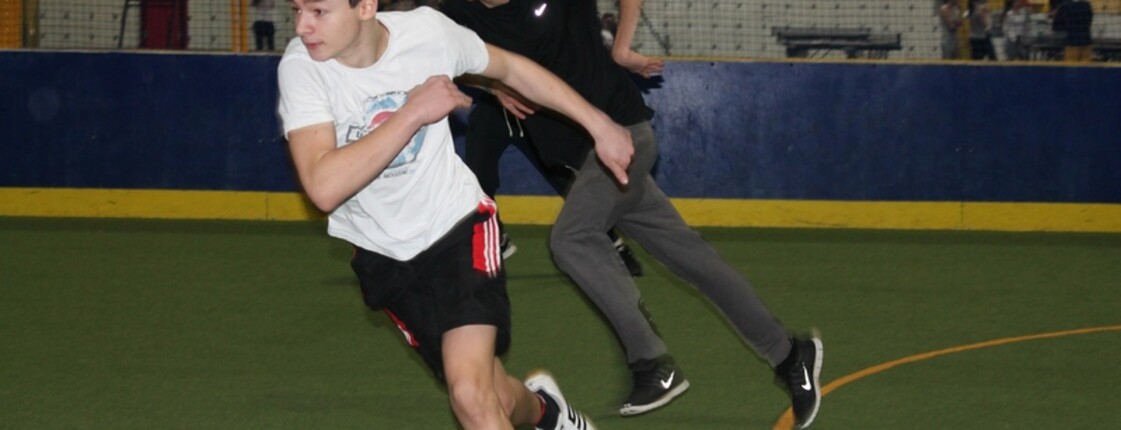 Schüler in der Sporthalle