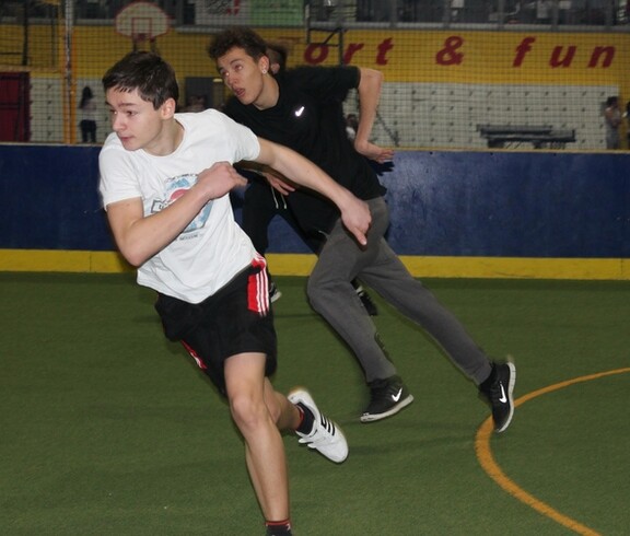 Schüler in der Sporthalle