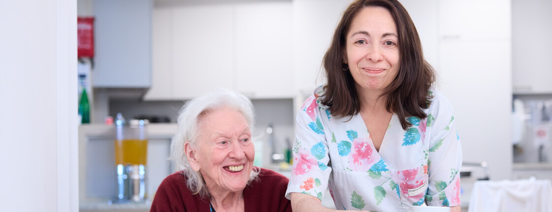 Caritas - Employer Branding 2024  Eine Caritas Pflegekraft bringt einer Caritas Kundin eine Tasse Tee