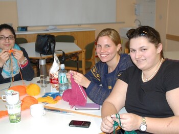 Schülerinnen beim Stricken