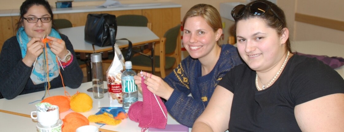 Schülerinnen beim Stricken  Schülerinnen beim Stricken