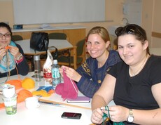 Schülerinnen beim Stricken