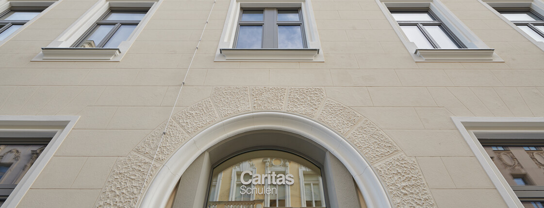 Außenfassade des Ausbildungszentrums Seegasse mit Logo Caritas Schulen