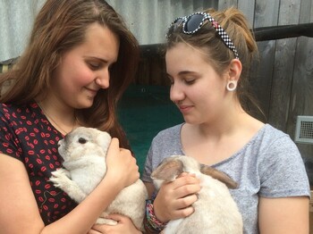 Schülerinnen mit Hasen