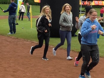 Schülerinnen laufen