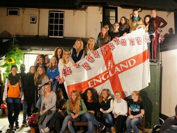 Schüler/innen mit Englandfahne